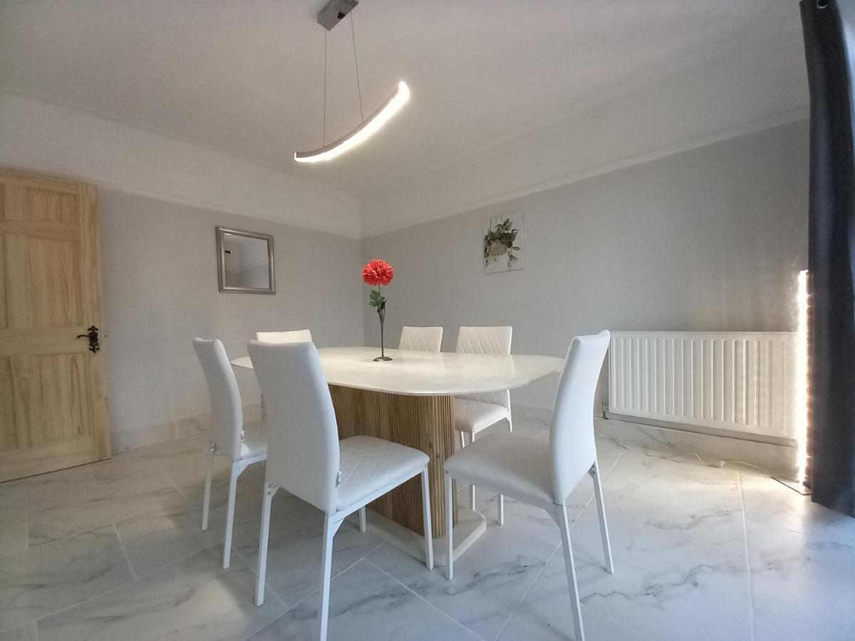 Surbiton Home With Free Parkings, Surbiton, Kingston Upon Thames, Surrey, Greater London Uk Exteriör bild