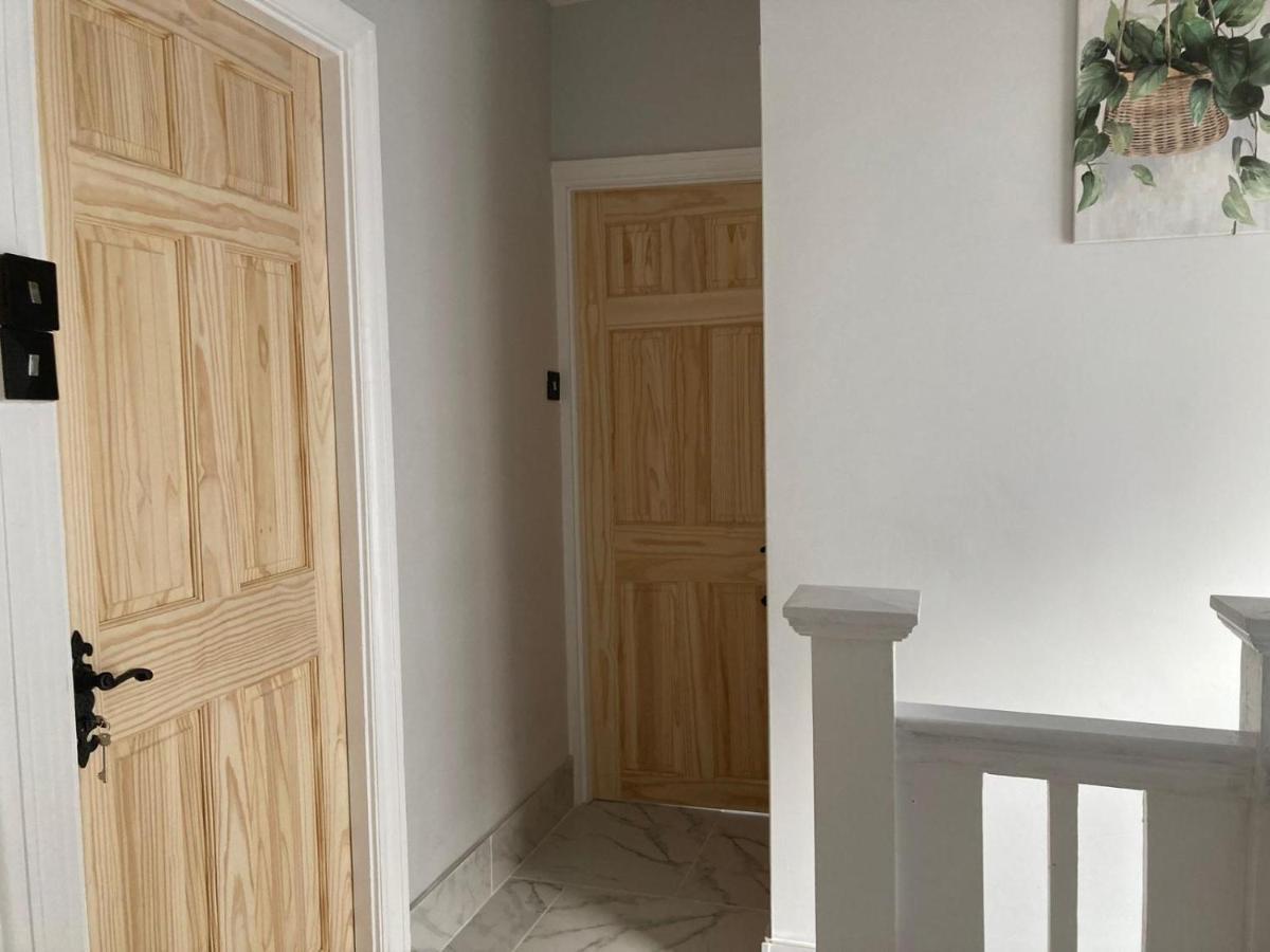 Surbiton Home With Free Parkings, Surbiton, Kingston Upon Thames, Surrey, Greater London Uk Exteriör bild