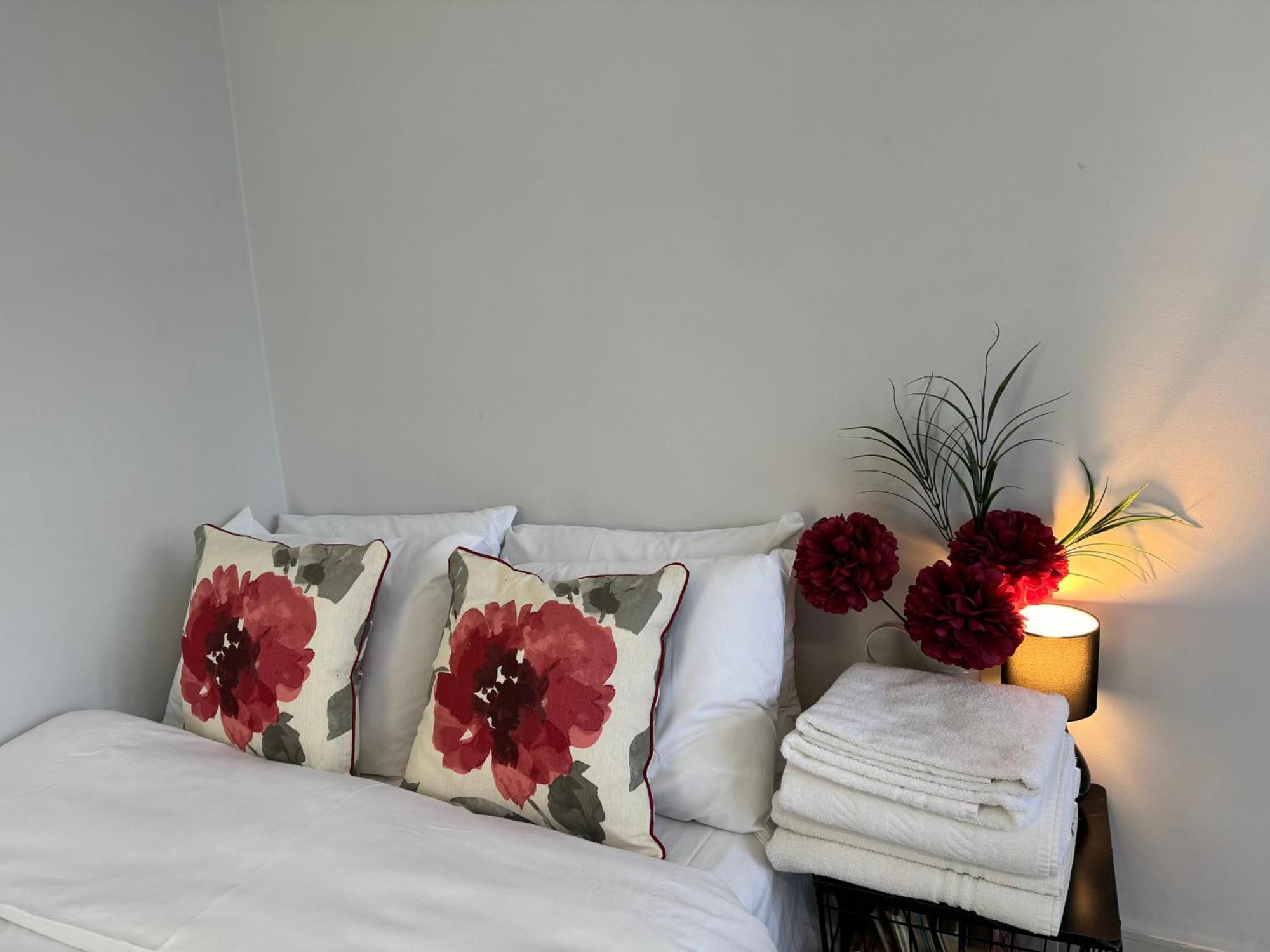 Surbiton Home With Free Parkings, Surbiton, Kingston Upon Thames, Surrey, Greater London Uk Exteriör bild